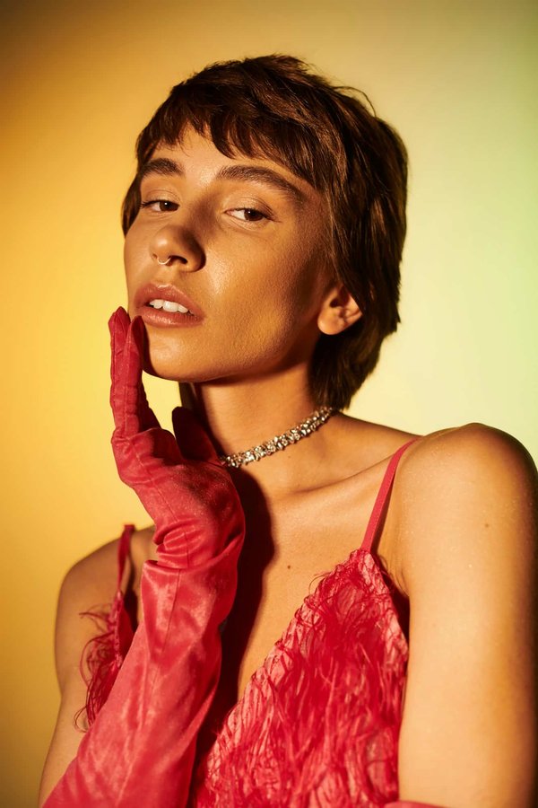 Quelles astuces pour porter des vêtements en satin pour une soirée élégante?