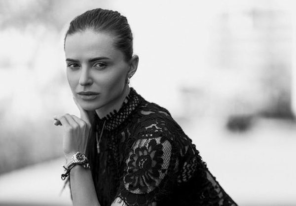 Comment intégrer des blouses à manches longues dans une garde-robe estivale sans avoir trop chaud?