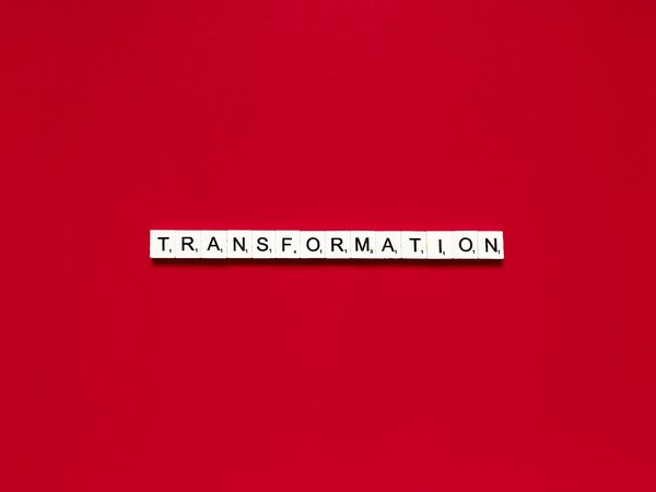 Comment transformer une tenue de bureau en look de soirée glamour?