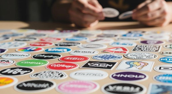 Tout savoir sur les stickers personnalisés : la solution idéale pour se démarquer